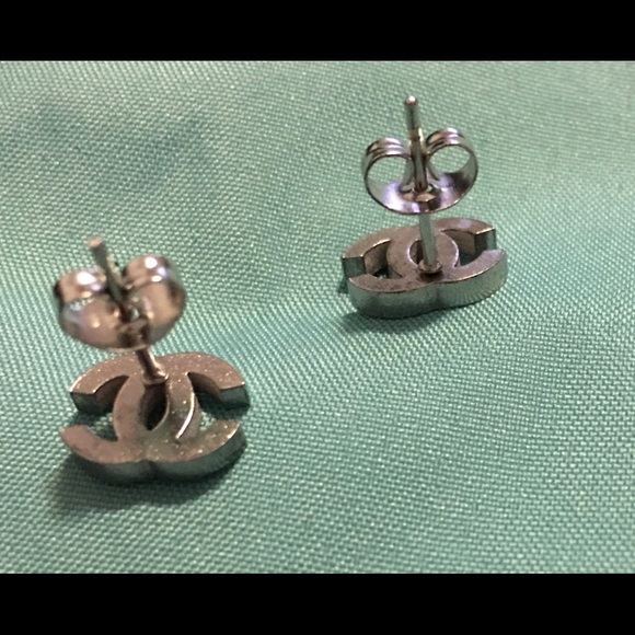 Earring - Picture 3 of 5